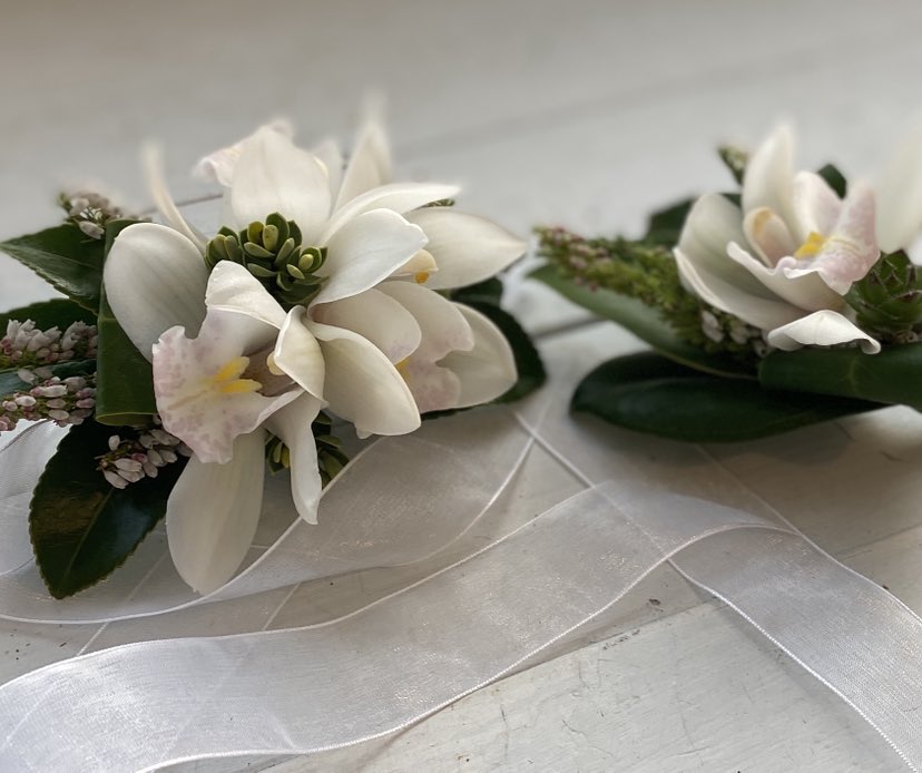 Wrist Corsages & Buttonholes